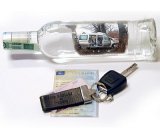 butelka wódki, kluczyki samochodowe i dowód rejestracyjny