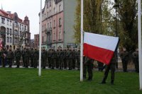 wciąganie flagi państwowej na maszt