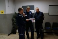 policjanci omawiają dokumentację