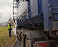 policjant kontrolujący samochód dostawczy