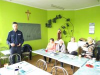 policjant z seniorami