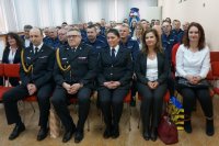 goście, policjanci i pracownicy cywilni