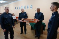 wręczenie upominku przez związkowców