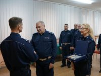 wręczenie upominku przez policjantów