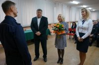 wręczenie upominku przez pracowników cywilnych