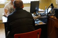 podejrzany przesłuchiwany przez policjanta