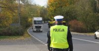 policjant stoi przy drodze