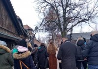uczestnicy warsztatów przy bramie głównej