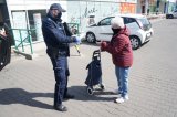 policjant wręcza maseczkę