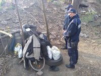 dzielnicowi wręczają maseczki