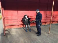 dzielnicowi wręczają maseczki