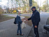 dzielnicowi wręczają maseczki