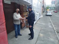 dzielnicowi wręczają maseczki