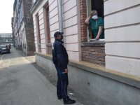 dzielnicowi wręczają maseczki