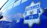 logo Policji na drzwiach radiowozu
