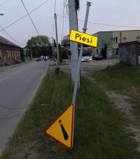 uszkodzony znak drogowy