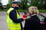 policjant wręcza laurkę kobiecie