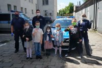 policjanci i dzieci przed radiowozem