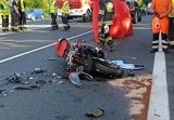 rozbity motocykl na drodze