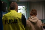 policjant z podejrzanym