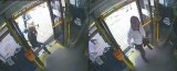 mężczyźni wchodzący do autobusu