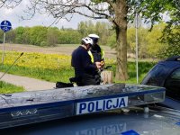 policjant kontroluje rowerzystę