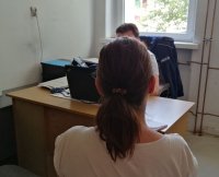 podejrzana podczas przesłuchania przez policjanta