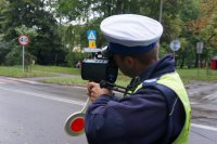 policjant z miernikiem prędkości