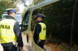policjant stoi przy aucie
