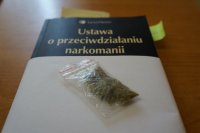 kodeks karny i na nim leży marihuana w woreczku