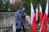komendant miejski Policji razem z Naczelnikiem wydziału Prewencji składają kwiaty przy obelisku poświęconym poległym w II wojnie światowej