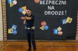 policjant z ruchu drogowego na akademii stoi i udziela prelekcji
