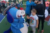 Sznupek z dzieckiem przebija sobie piątkę