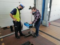 policjant z drogówki i diagnosta stoją przy aucie