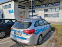 radiowóz przed stacją diagnostyczną