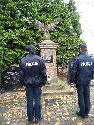 policjanci oddają hołd przed pomnikiem