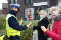 policjant wręcza odblaski kobietom