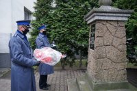 kierownictwo komendy stoi przed pomnikiem