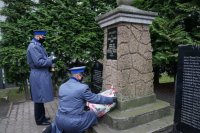kierownictwo komendy składa wiązankę pod pomnikiem