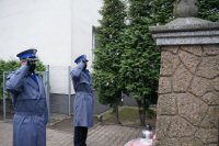 kierownictwo komendy składa hołd przed pomnikiem