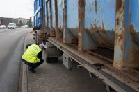 policjant kontrolujący ciężarówkę