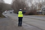 policjant daje sygnał do zatrzymania