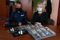 I Zastępca Komendanta i II Zastępca Prezydenta Miasta z walizką profilaktyczną prezentującą narkotyki