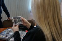 Pani II Zastępca Prezydenta Miasta ogląda kasetkę z atrapami narkotyków