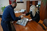 I Zastępca Komendanta i II Zastępca Prezydenta Miasta z walizką profilaktyczną prezentującą narkotyki