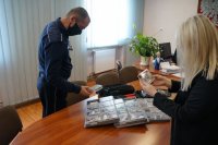 I Zastępca Komendanta i II Zastępca Prezydenta Miasta z walizką profilaktyczną prezentującą narkotyki