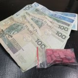 zabezpieczone banknoty i kilkadziesiąt sztuk różowych tabletek