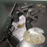 3 sztuki broni palnej i susz marihuany w worku