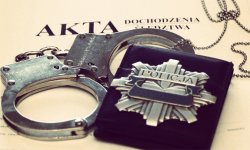 legitymacja policyjna, kajdanki, akta sprawy