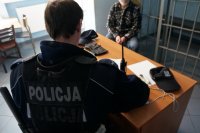 policjant sporządzający dokumentację